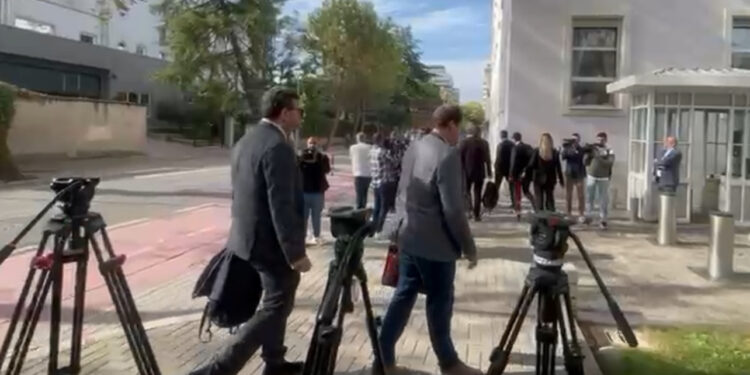 Rama takohet me eurodeputetët, qytetari i drejtohet Belerit: O Vrasës!