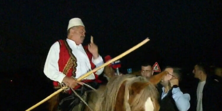 Demokrati mbi kalë i bën thirrje Trumpit: Na shiko se na mori në qafë Rama