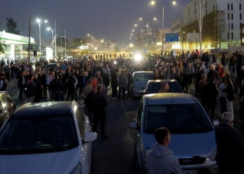 Opozita bllokon rrugët, qytetarët përplasen me demonstruesit: Po kemi hall, kemi vdekje o burrë…