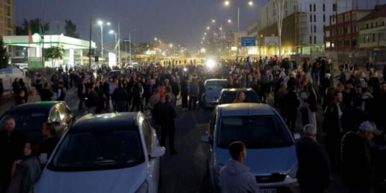 Opozita bllokon rrugët, qytetarët përplasen me demonstruesit: Po kemi hall, kemi vdekje o burrë…
