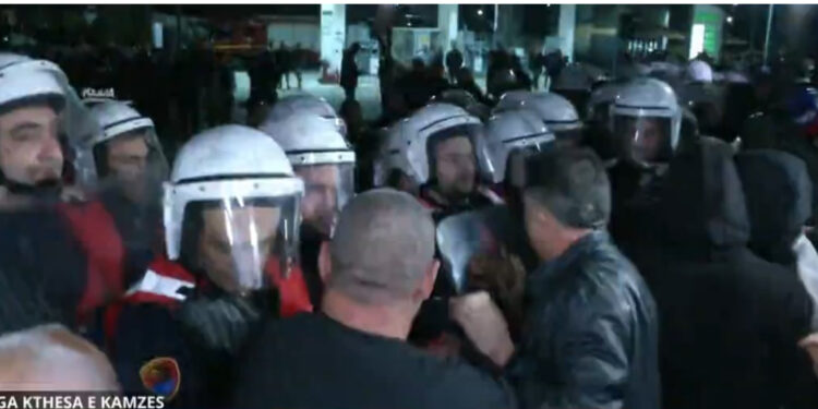 Tension në mosbindjen civile, Noka përplaset me forcat e policisë