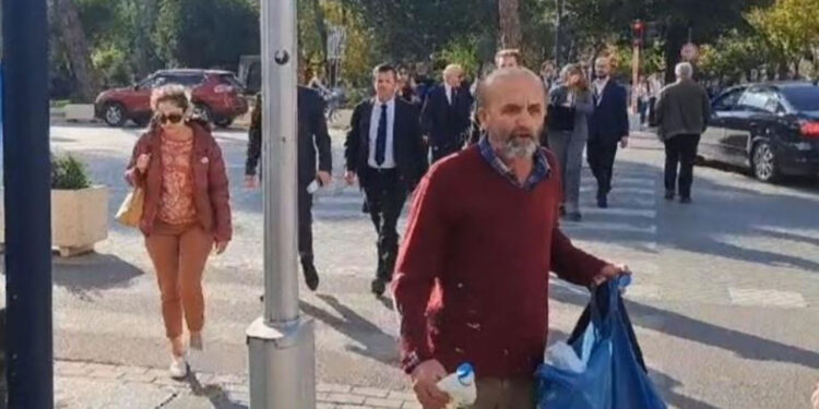 Iu hodh kos dhe vezë jashtë Kuvendit, reagon Beleri: Sulmi ishte i inskenuar