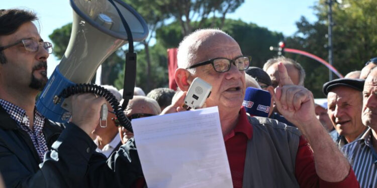 Pensionistët në protestë: Rama i tmerruar, ku janë lekët tona?