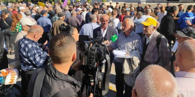 “Çfarë t’i kërkoj djalit unë, ka dy fëmijë”, Pensionistët në PROTESTË para Kryeministrisë!