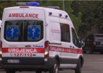 Maliq/ Babai godet me thikë djalin e tij 15-vjeçar