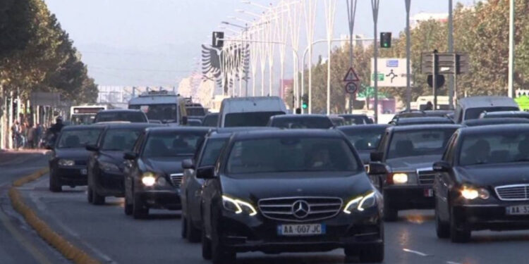 Benzi” bie nga froni/ Cila është marka e makinës që “preferojnë” Shqiptarët vitet e fundit…