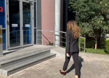 Maratonë paraqitjesh! Deputetja e Partisë Demokratike mbërrin në SPAK