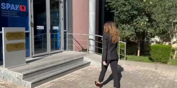 Maratonë paraqitjesh! Deputetja e Partisë Demokratike mbërrin në SPAK