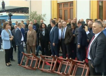 Tensione në Kuvend! Deputetët e opozitës nxjerrin karriget në oborr