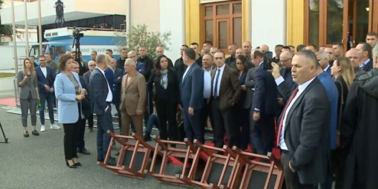 Tensione në Kuvend! Deputetët e opozitës nxjerrin karriget në oborr
