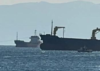 Përfshihet nga flakët një anije mallrash, humbin jetën dy anëtarë të ekuipazhit