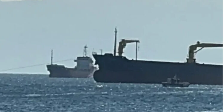 Përfshihet nga flakët një anije mallrash, humbin jetën dy anëtarë të ekuipazhit