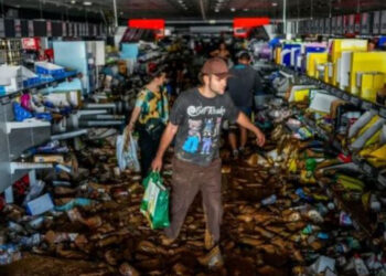 FOTOT/ Njerëzit në Spanjë kërkojnë ushqim në supermarketet e përmbytura