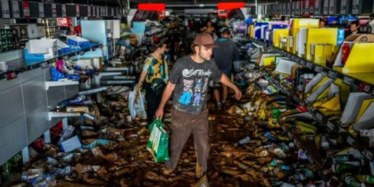 FOTOT/ Njerëzit në Spanjë kërkojnë ushqim në supermarketet e përmbytura