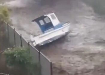 VIDEO/ Moti i keq pushton Italinë, rrugët kthehen në lumenj, automjetet përfundojnë në det