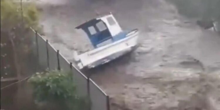 VIDEO/ Moti i keq pushton Italinë, rrugët kthehen në lumenj, automjetet përfundojnë në det