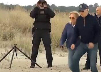 VIDEO/ Joe Biden humb ekuilibrin gjatë shëtitjes në Delaware, Jill e mbanë për krahu