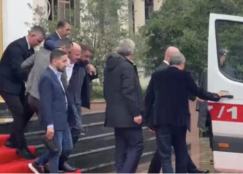 U dyshua për infarkt, deputeti tregon gjendjen shëndetësore të kolegut të tij: Kishte dhimbje të forta