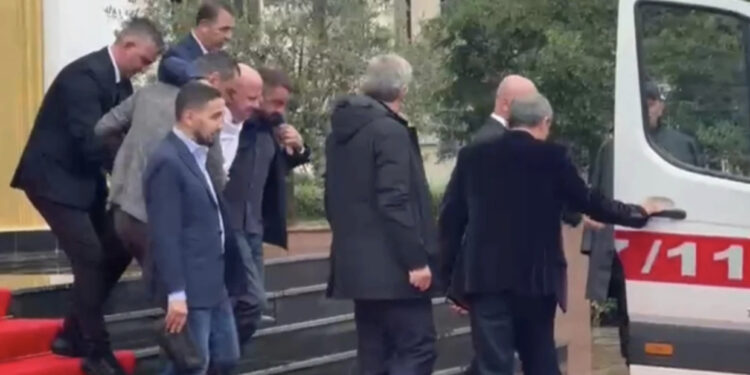 U dyshua për infarkt, deputeti tregon gjendjen shëndetësore të kolegut të tij: Kishte dhimbje të forta