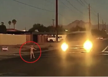 VIDEO/ Tronditëse, fëmija me pelena vrapon në kryqëzimin e mbushur me makina 