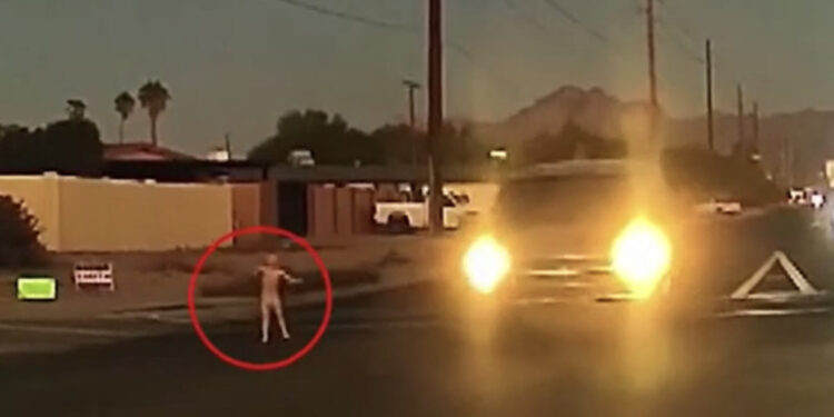 VIDEO/ Tronditëse, fëmija me pelena vrapon në kryqëzimin e mbushur me makina