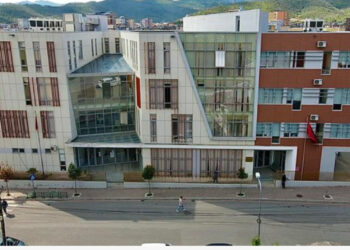 U akuzuan për korrupsion! Prokuroria e Elbasanit nxjerr urdhër ndalimi për të gjithë pedagogët e shoqëruar sot në polici