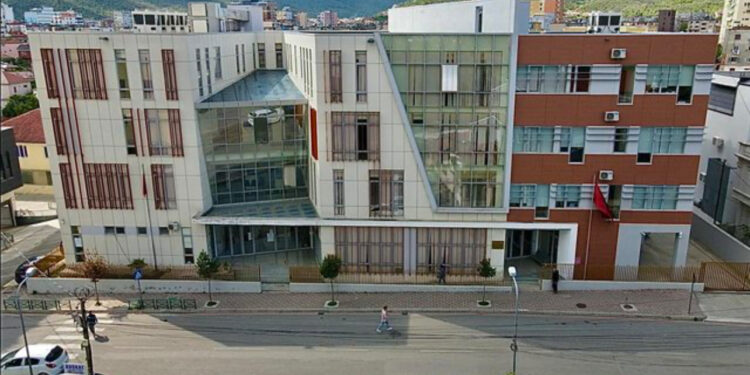 U akuzuan për korrupsion! Prokuroria e Elbasanit nxjerr urdhër ndalimi për të gjithë pedagogët e shoqëruar sot në polici