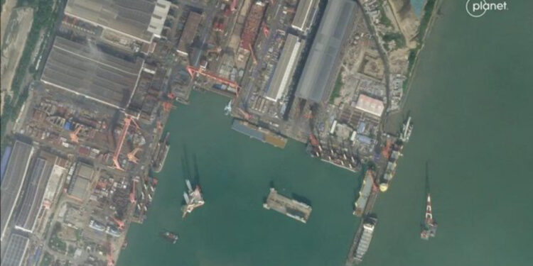 Imazhet satelitore zbulojnë një aeroplanmbajtëse misterioze të ndërtuar në Kinë