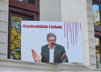 ‘Kryebashkiak i krimit’! Protestuesit ia lënë në derë Benet Becit