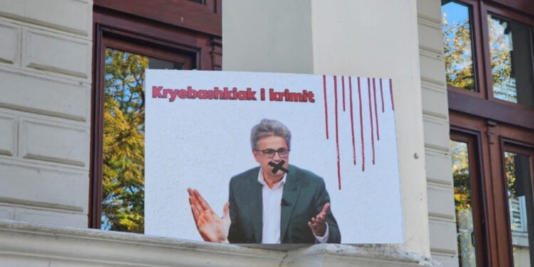 ‘Kryebashkiak i krimit’! Protestuesit ia lënë në derë Benet Becit