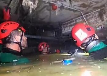 VIDEO/ Përmbytjet në Spanjë/ Shpëtohet një grua pas 3 ditësh e bllokuar në makinë, vazhdon kërkimi për të zhdukurit e tjerë
