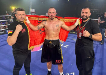Armend Xhoxhaj triumfon ndaj boksierit serb dhe feston me flamurin kuqezi