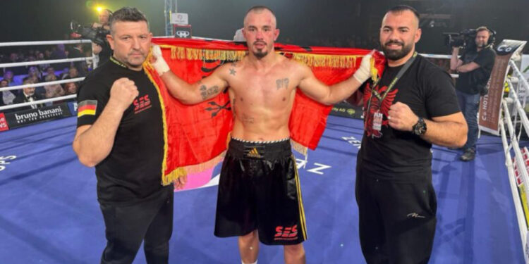 Armend Xhoxhaj triumfon ndaj boksierit serb dhe feston me flamurin kuqezi