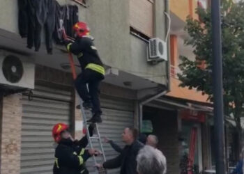 Fier/ Banesa përfshihet nga tym, shkaku ndezja e bombulës së Gazit