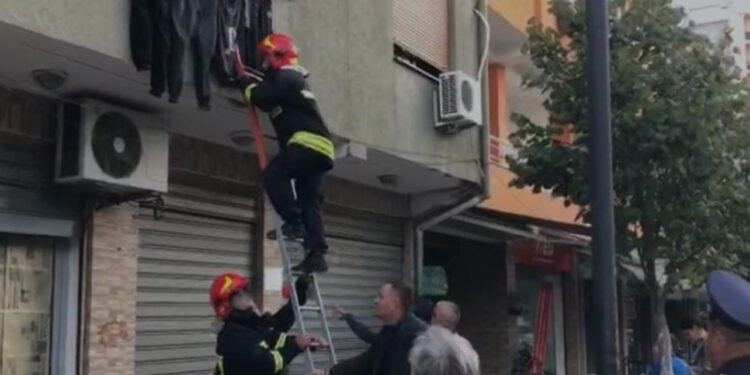 Fier/ Banesa përfshihet nga tym, shkaku ndezja e bombulës së Gazit