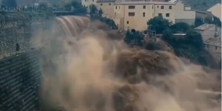 VIDEO / Diga 2000 vjeçare e ndërtuar nga romakët parandalon tragjedinë e madhe nga përmbytjet në Spanjë