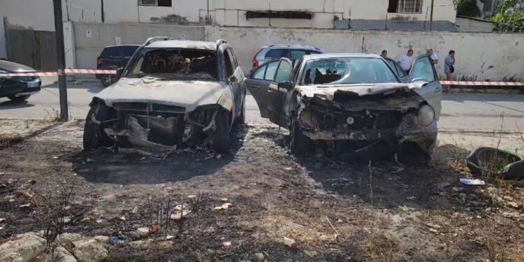 Vlorë/ Digjen dy makina, dyshohet e qëllimshme