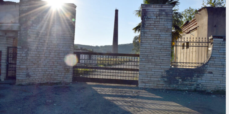 Matrapazët turq të Kurum , për burg ! Vjedhja e hapur me rafinerinë e naftës në Cërrik : E morën si koncension, e shkrinë në furra brenda muajit