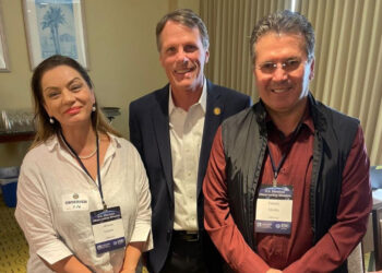 Mediu dhe Vokshi nga Kalifornia: Po vëzhgojmë nga afër procesin e votimit me postë!