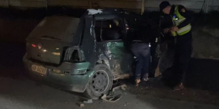 Aksident i rëndë në Vlorë, dy të plagosur dhe pasagjeri i bllokuar brenda mjetit