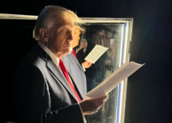 Eric Trump publikon foton e babait të tij, Donald Trump përpara fjalimit të fitores në Florida  