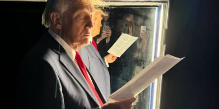 Eric Trump publikon foton e babait të tij, Donald Trump përpara fjalimit të fitores në Florida