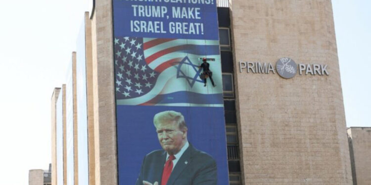 Pas fitores së Trumpit, Jerusalemi mbushet me fotografitë me mbishkrimin “bëjeni Izraelin të madh”