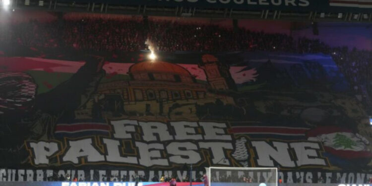 “Luftë në fushë, por paqe në botë” – tifozët e PSG-së me një koreografi mbështesin Palestinën 