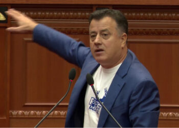 LIVE-Noka u drejtohet socialistëve: Ju na dukeni si miza, vetëm një rrugë ka për ju