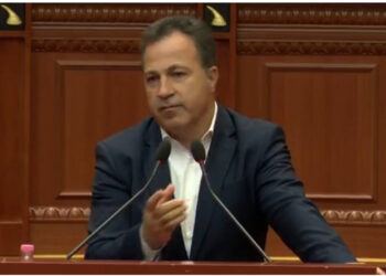 LIVE- Peleshi: Nuk jemi dakort me vendimin e gjykatës, por nuk djegim karriget