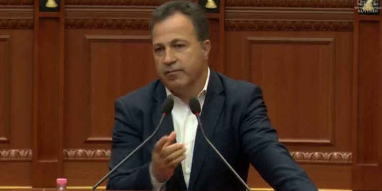 LIVE- Peleshi: Nuk jemi dakort me vendimin e gjykatës, por nuk djegim karriget