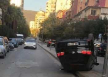 Aksident në Elbasan, makina përmbyset nga shpejtësia tej normave