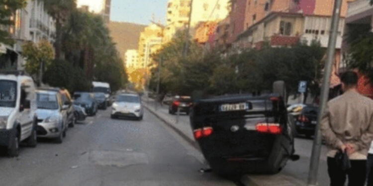 Aksident në Elbasan, makina përmbyset nga shpejtësia tej normave