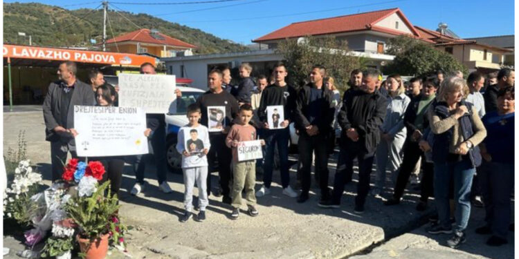 Po vraponte për t’i blerë lule nënës për tek varri, por u shua nga mjeti që e përplasi, banorët e Pajovës tubim për Enion 8 vjeç: Na mbroni jetën!